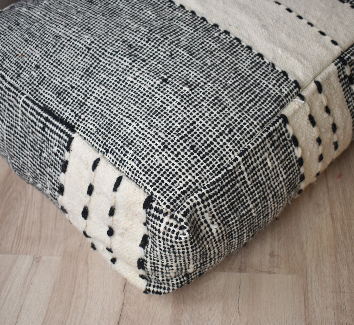 Dog pillow Zanafi - Black and White