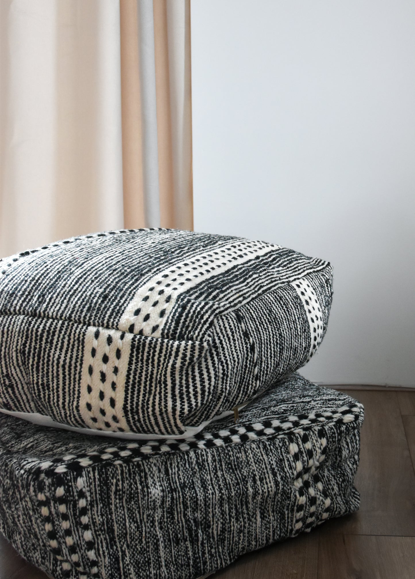 Dog pillow Zanafi - Black and White